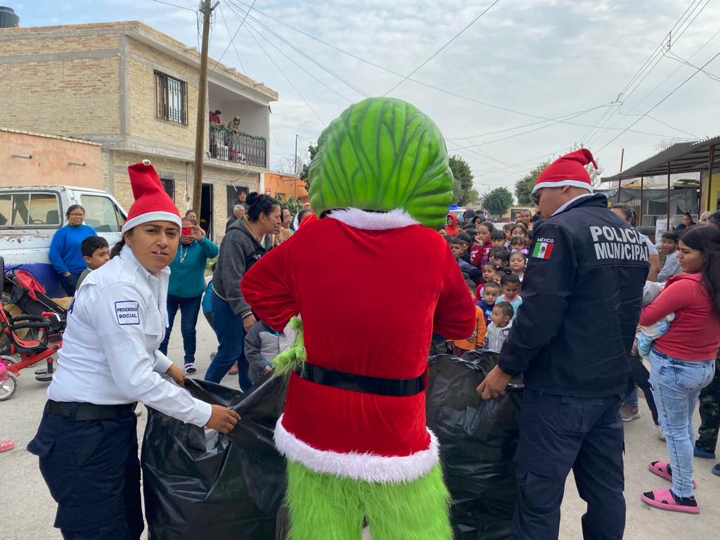 Personal de la Dirección de Seguridad Pública del municipio de San Pedro acudió a la colonia Emiliano Zapata para llevar regalos a los niños.