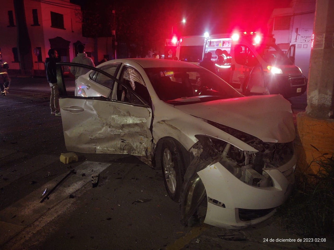 El accidente se registró alrededor de las 3:00 horas de la madrugada del domingo en la intersección de la avenida Francisco I. Madero y Abasolo, del Centro de Torreón. (EL SIGLO DE TORREÓN)