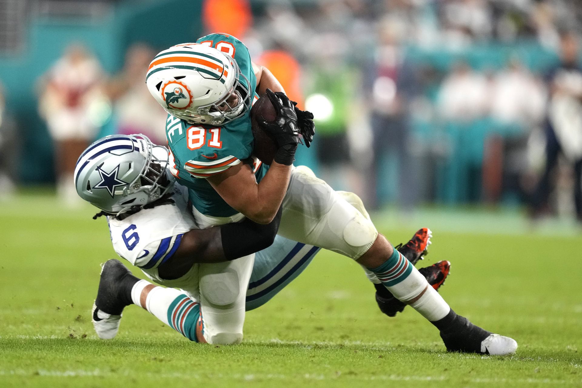 Prescott lideró la remontada de los Cowboys con algunas jugadas dinámicas creadas. En la posesión que les dio la ventaja, completó un pase a Michael Gallup mientras que el liniero de Miami Duke Riley lo jalaba hacia el césped en la 21. (AP)