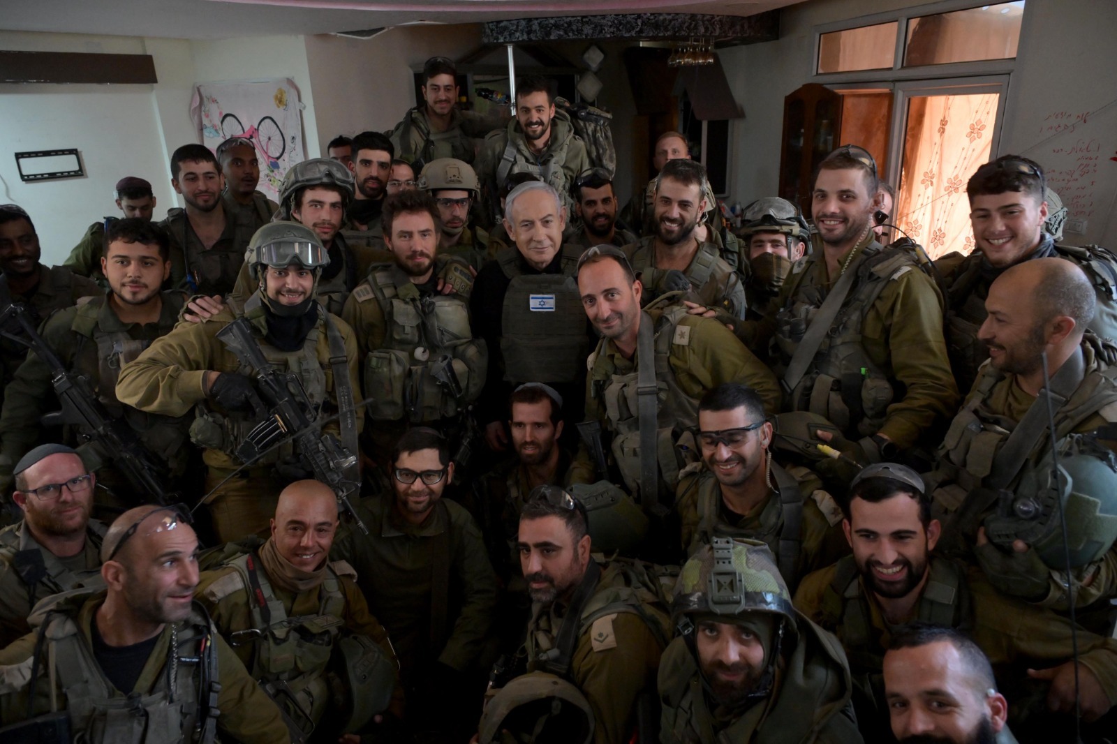 Netanyahu fue informado sobre la cantidad de munición, armamento y bocas de túneles por las tropas de la 261º brigada, según un comunicado de la Oficina del primer ministro. (X)