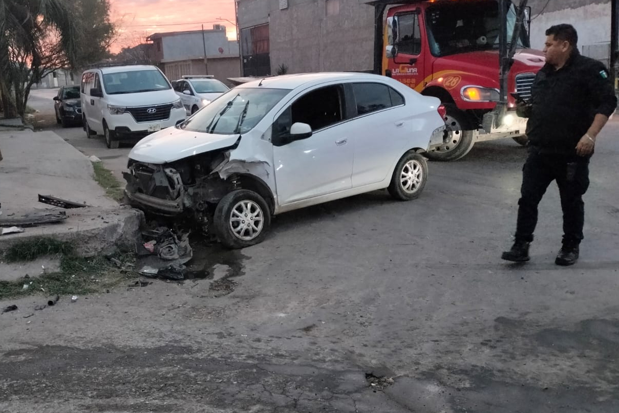 Completamente destrozado terminó un vehículo luego de ser impactado por otro auto en la intersección de la calle Matamoros y avenida Torreón, a la altura del ejido El Tajito, los daños materiales fueron estimados en más de 170 mil pesos.