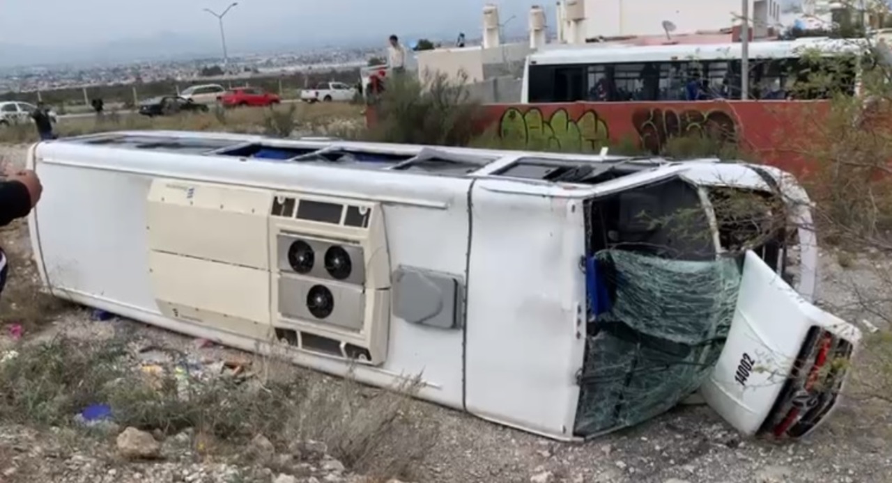 Hasta el lugar se trasladaron oficiales de Tránsito de la Policía Municipal, quienes al inspeccionar el lugar y la unidad, no encontraron personas en su interior.