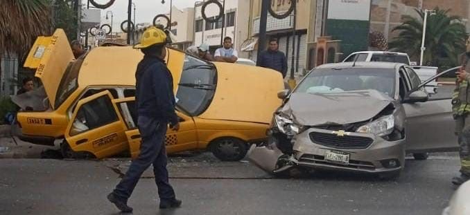El fuerte golpe ocasionó que el taxi saliera proyectado algunos metros y terminara sobre unas protecciones metálicas de seguridad. (Foto: ISABEL AMPUDIA / EL SIGLO COAHUILA)