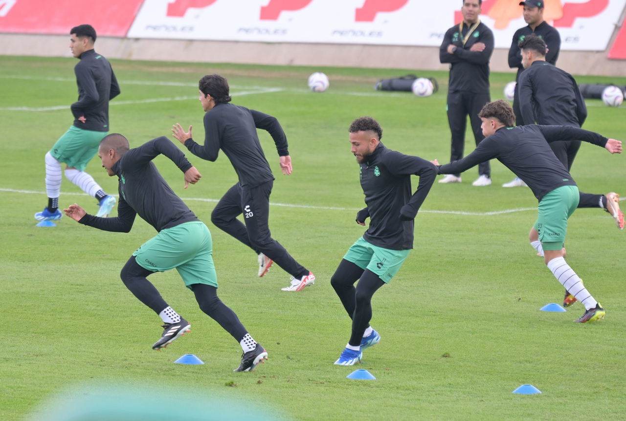 Duván Vergara (i) y los jugadores de Santos entrenaron ayer en TSM para preparar el duelo de hoy ante Correcaminos.