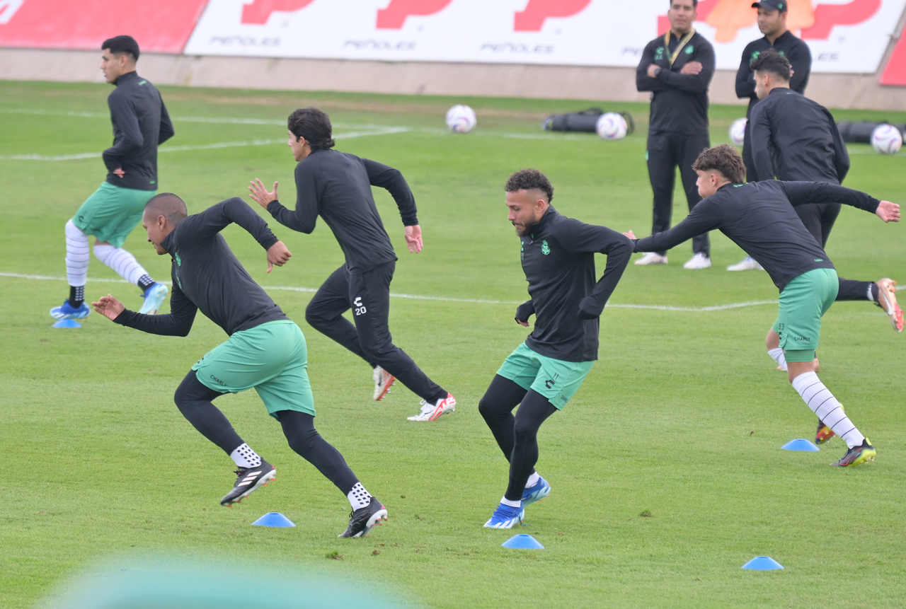 Duván Vergara (i) y los jugadores de Santos entrenaron ayer en TSM para preparar el duelo de hoy ante Correcaminos.