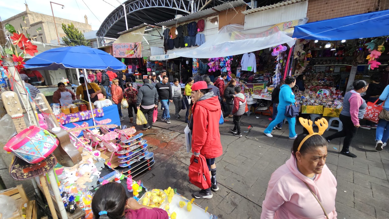 Las autoridades permitieron al comercio informal, al que no paga impuestos, salirse a las calles y las banquetas.