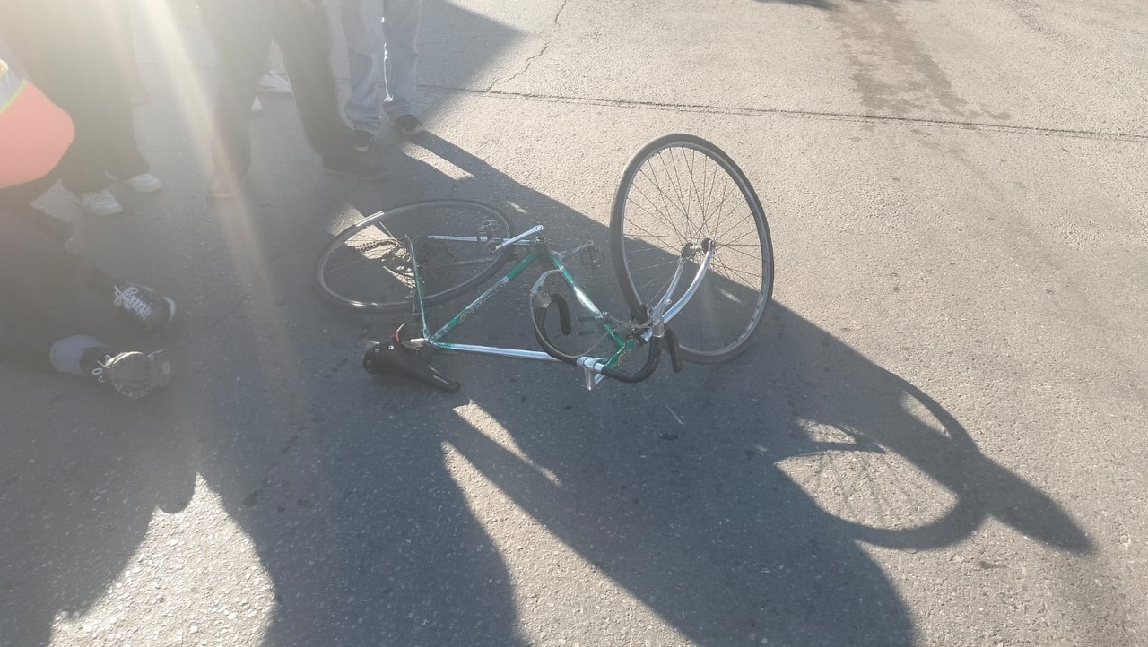 El ciclista fue impactado en el Centro de Torreón; el responsable intentó huir.