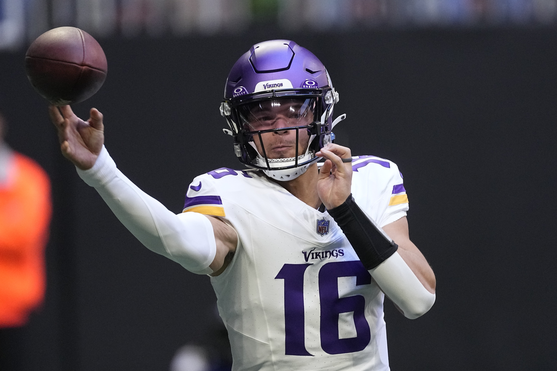 El novato Jaren Hall fue designado como el mariscal de campo de los Vikingos de Minnesota para el duelo del domingo ante Green Bay. (AP)