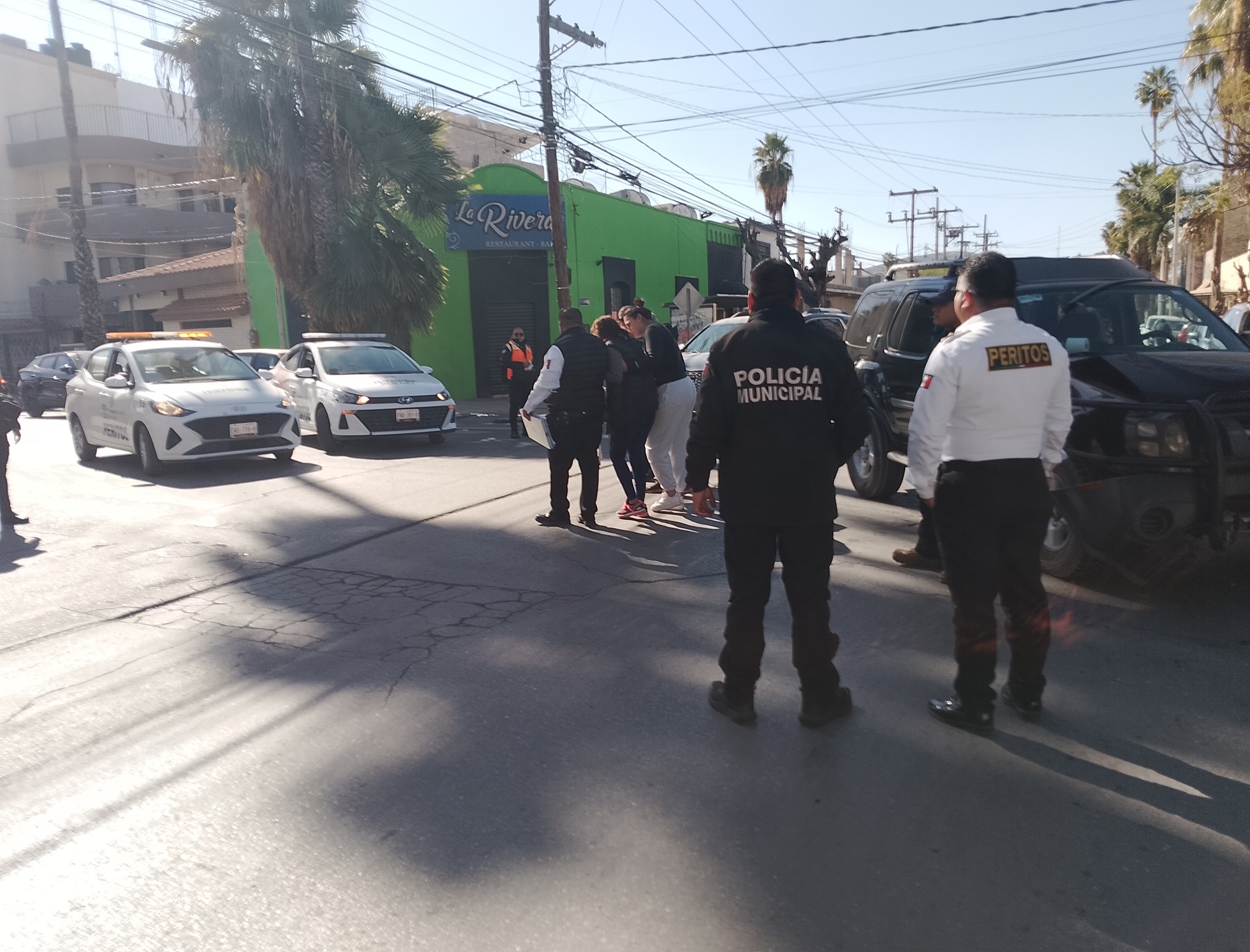 Agentes de tránsito y vialidad acudieron para brindar apoyo a los automovilistas que transitaban por dicha vía. (EL SIGLO DE TORREÓN)