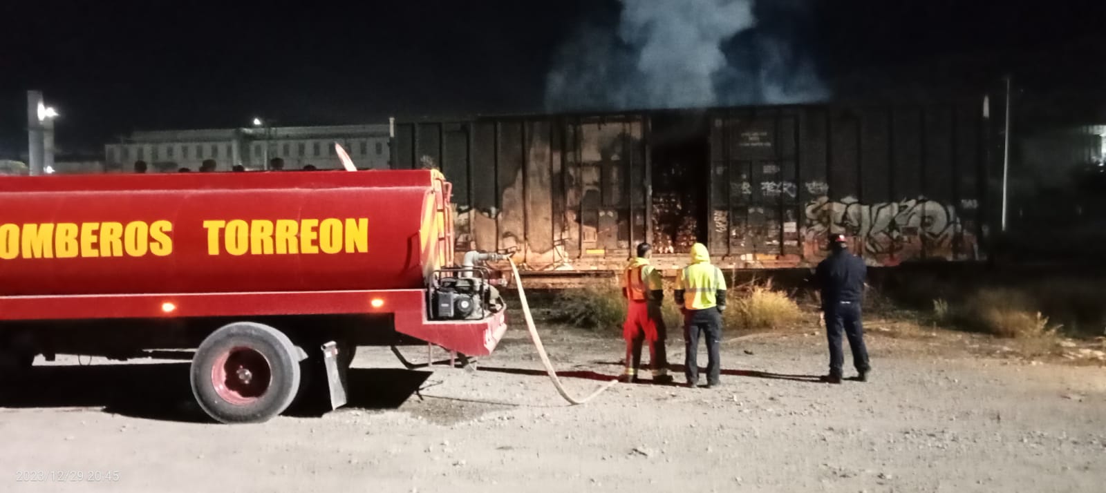 Se incendió un vagón cargado con varias toneladas de cartón y los elementos del cuerpo de Bomberos de Torreón acumularon más de 16 horas trabajando para sofocar el fuego.