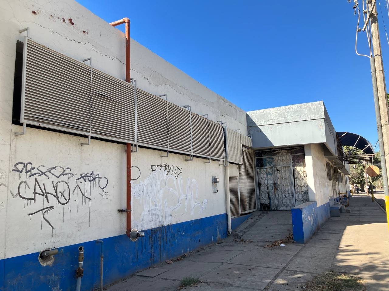 En completo abandono se encuentran las instalaciones del antiguo Hospital General del municipio de Gómez Palacio.