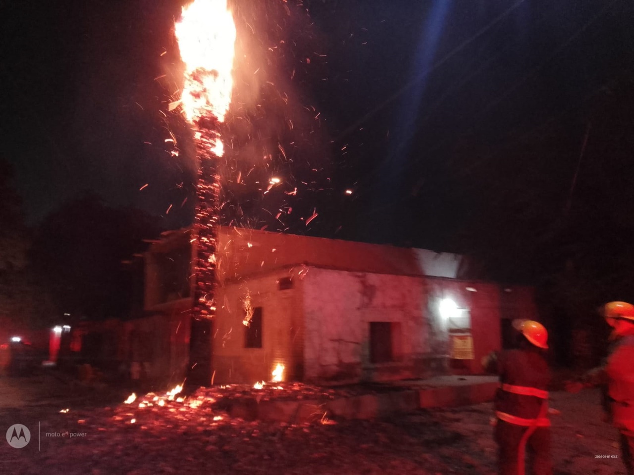 Diversos incendios a causa de la quema de pirotecnia en Torreón.