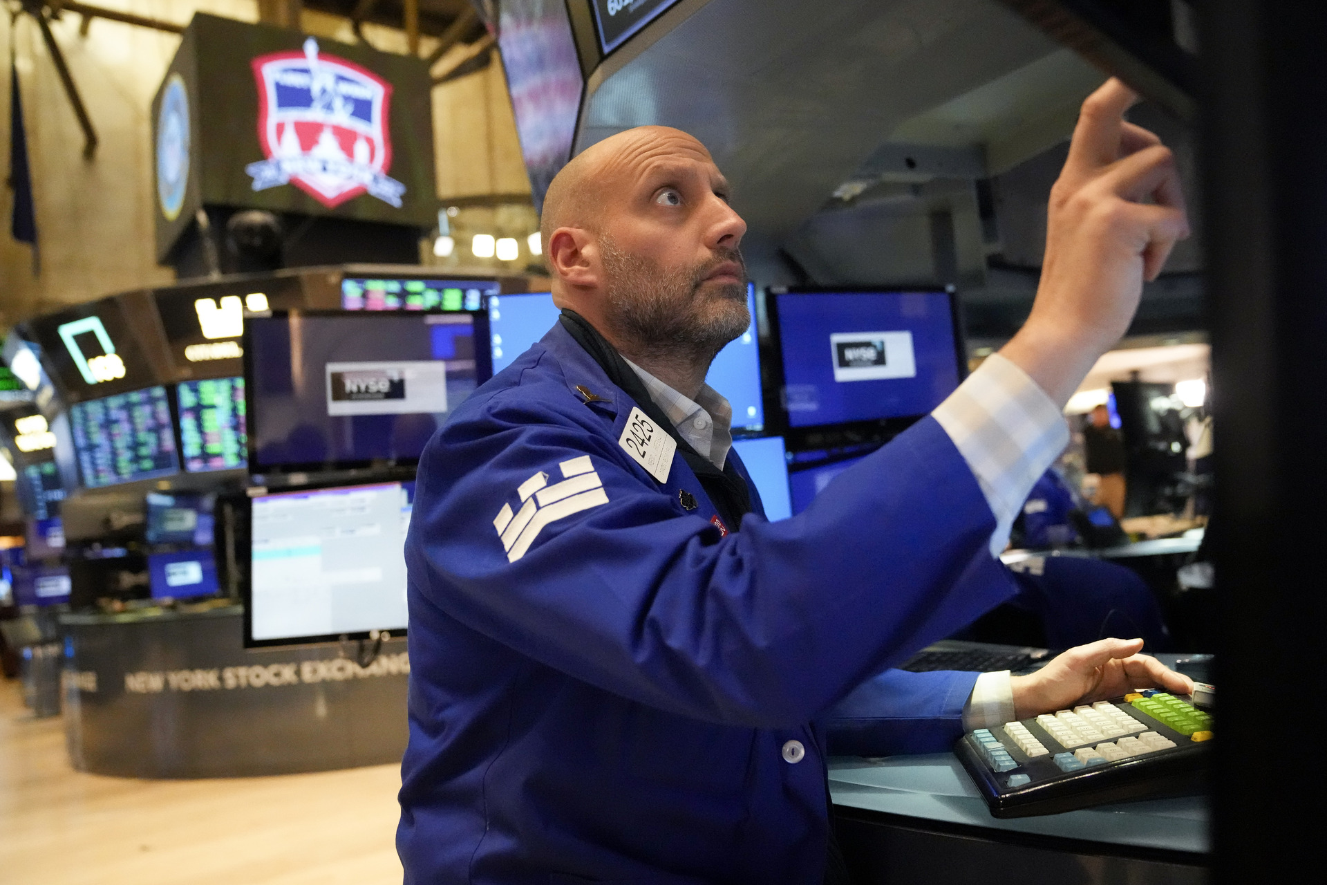 Al cierre de las operaciones en la Bolsa de Nueva York, el Dow Jones se situó en 37,441 puntos. El selectivo S&P 500 bajó un 0.34 %, hasta 4,689 unidades. (ARCHIVO)