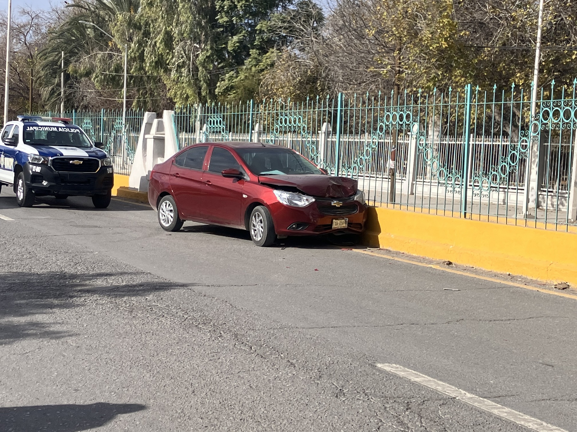 Un aparatoso accidente vial ocurrió sobre el bulevar Miguel Alemán de Ciudad Lerdo, en el que uno de los vehículos involucrados se proyectó contra el muro de contención.