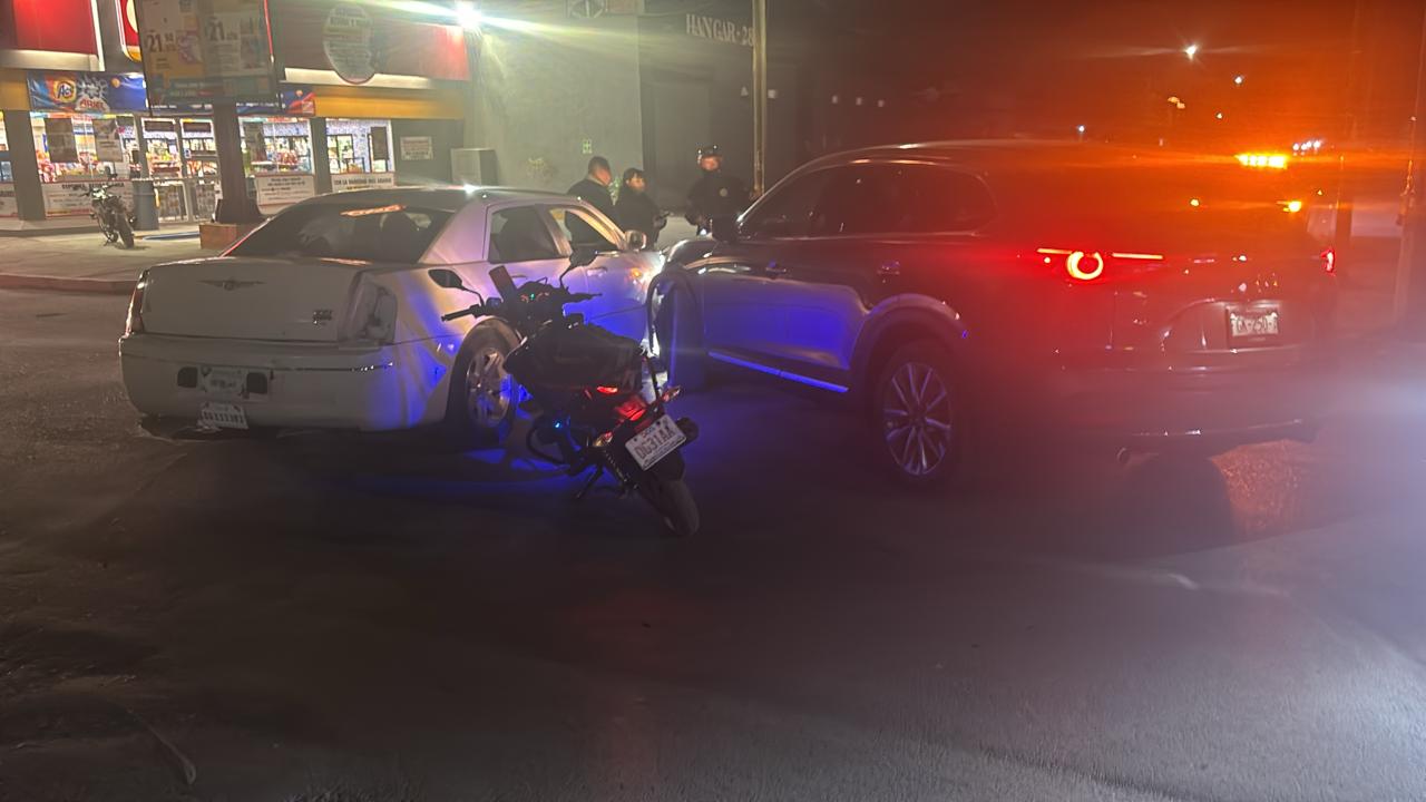 Al no respetar una señal de alto en la zona Centro de la ciudad de Gómez Palacio, un conductor provocó un accidente vial que dejó como saldo cuantiosos daños materiales.