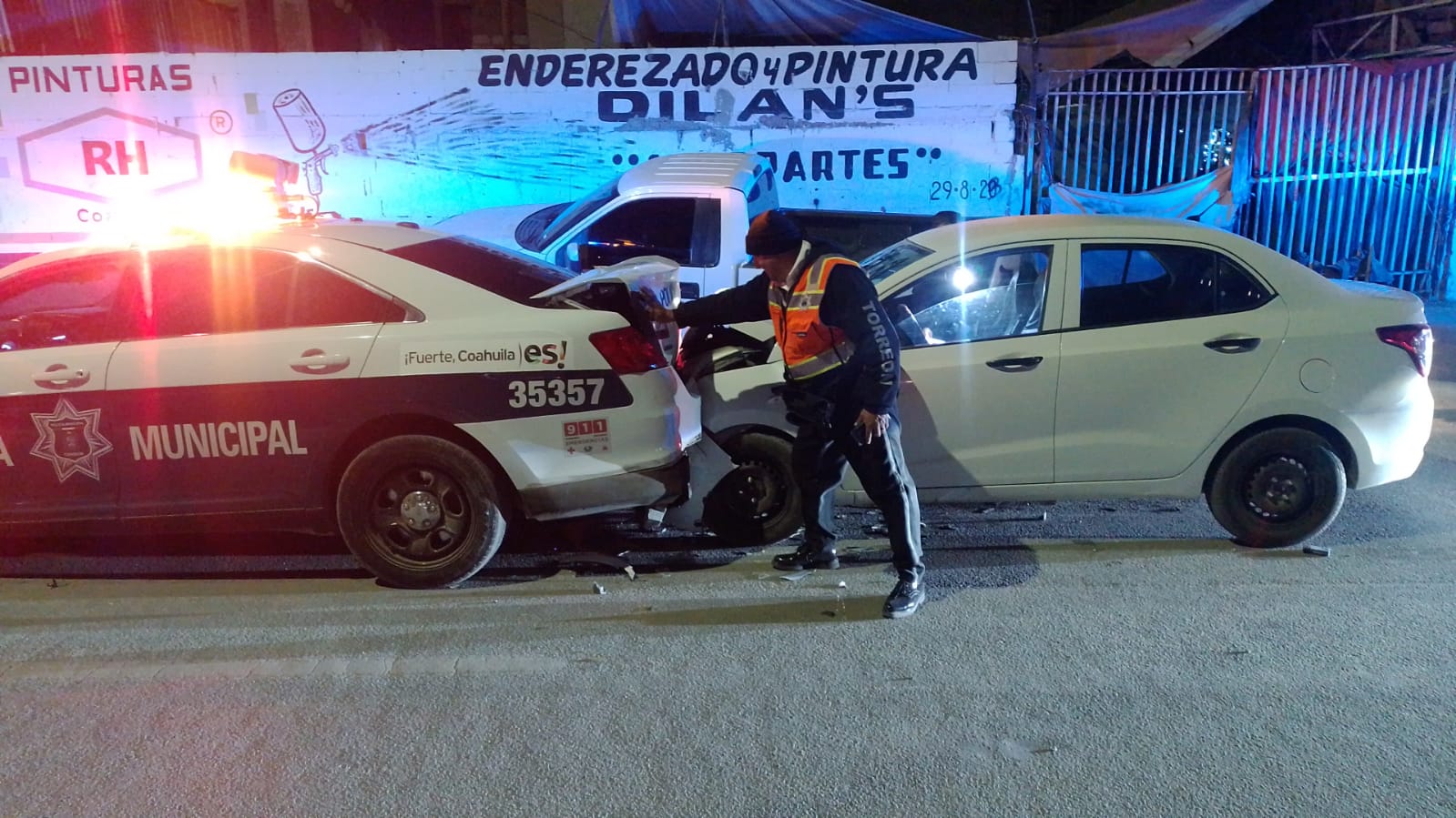 De madrugada, ebrio conductor choca contra patrulla de la Dirección de Seguridad Pública Municipal de Torreón, el hombre fue detenido por el estado en el que manejaba y alterar el orden.