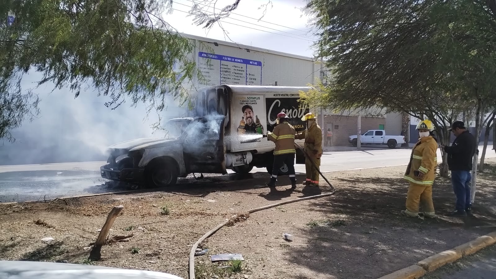 Este lunes, se registró el incendio de dos vehículos estacionados en el Parque Industrial de Gómez Palacio.