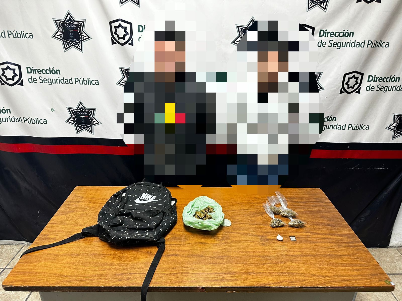 En Torreón, una pareja fue detenida en posesión de varias dosis de cristal y marihuana.