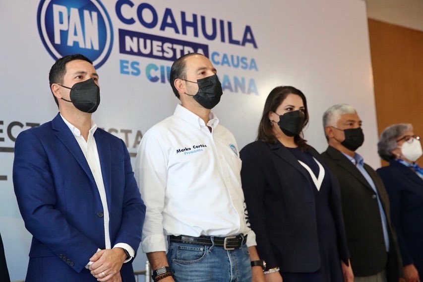 El PAN, liderado por Marko Cortés, ha exigido al gobernador, Manolo Jiménez Salinas, el respeto a los compromisos acordados en la coalición que lo llevó al poder estatal. En particular, el PAN insistió en su derecho a proponer la candidatura a la presidencia municipal de Torreón, un acuerdo que, según ellos, no estaba vinculado al porcentaje de votación obtenido en las elecciones pasadas, a pesar de que el blanquiazul solo alcanzó el 12%, en lugar del requerido 20%.