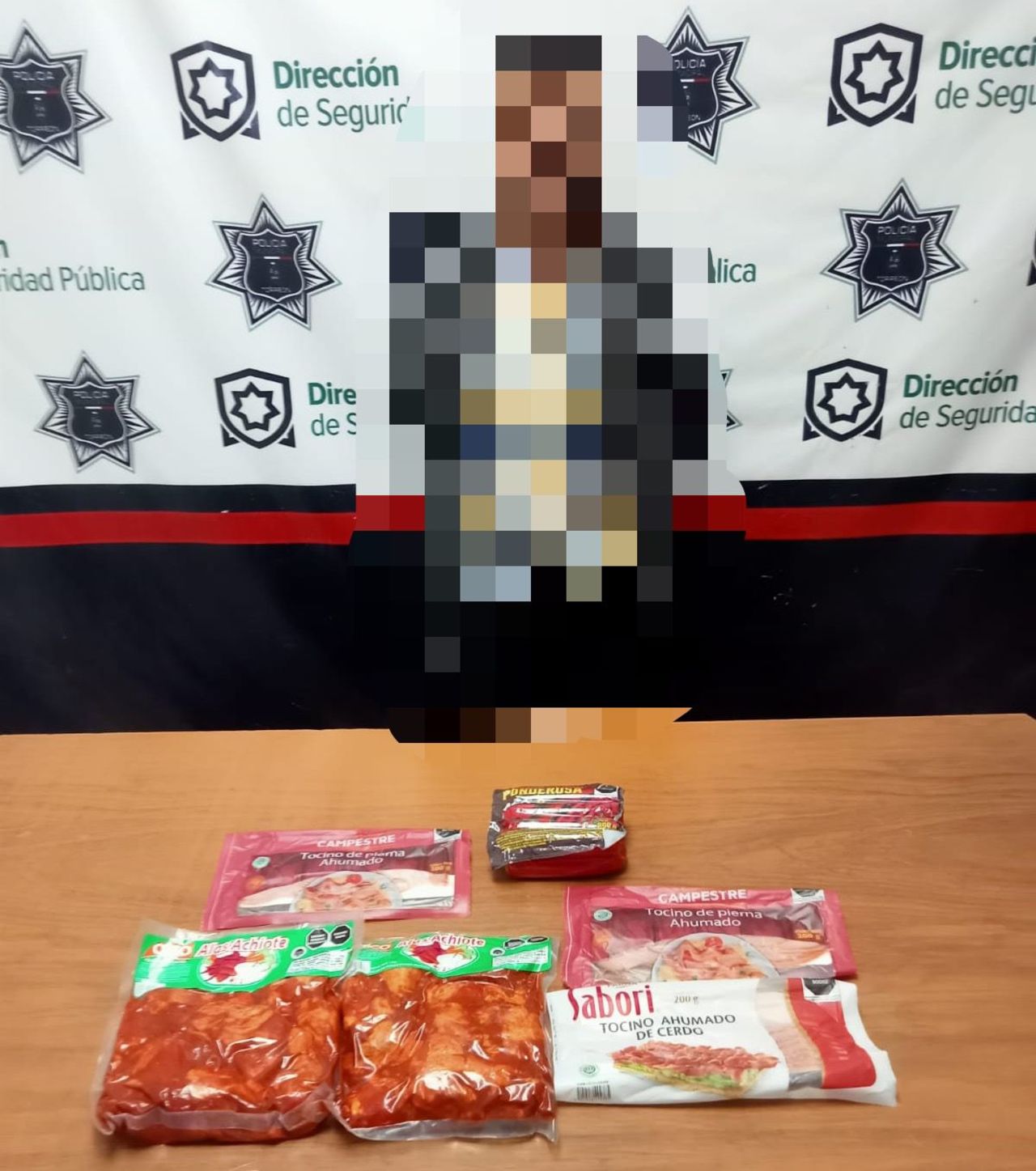En Torreón, un hombre fue entregado a la Policía Municipal señalado del delito de robo a comercio.
