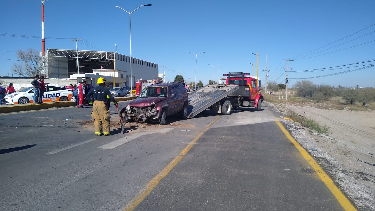 Vuelca camioneta tras chocar contra una luminaria en la carretera Torreón - San Pedro