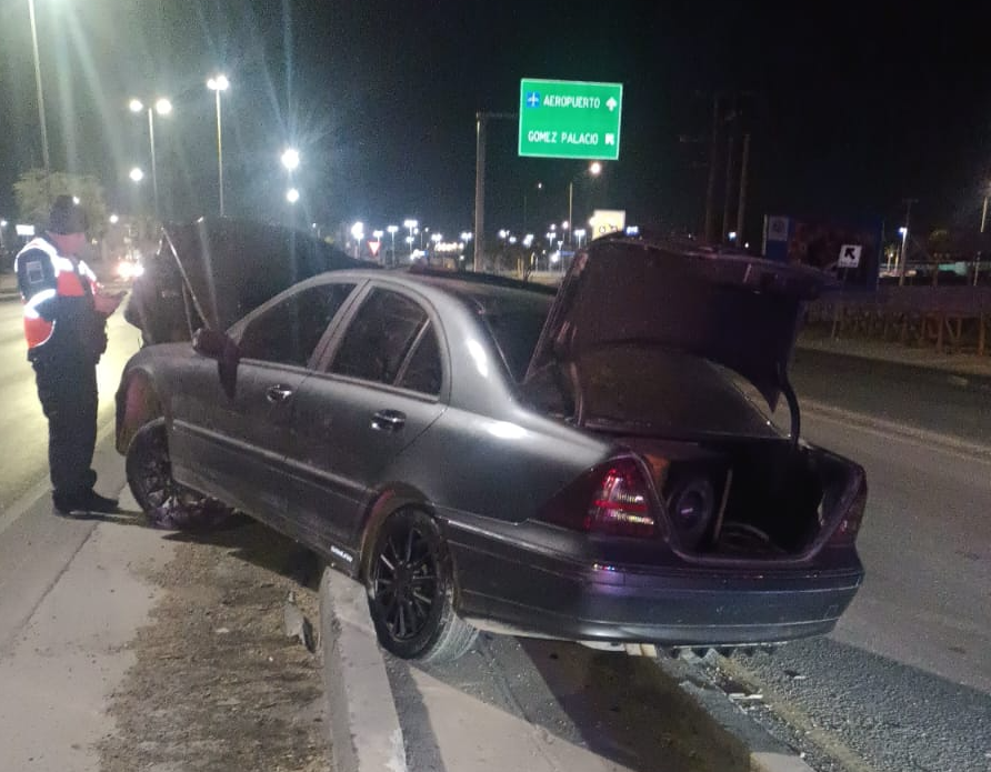 El responsable del accidente está identificado como Sixto Jovani, de 23 años de edad, conductor de un vehículo de la marca Mercedes Benz 280, en color gris, modelo 2006, con engomados de procedencia extranjera. (EL SIGLO DE TORREÓN)