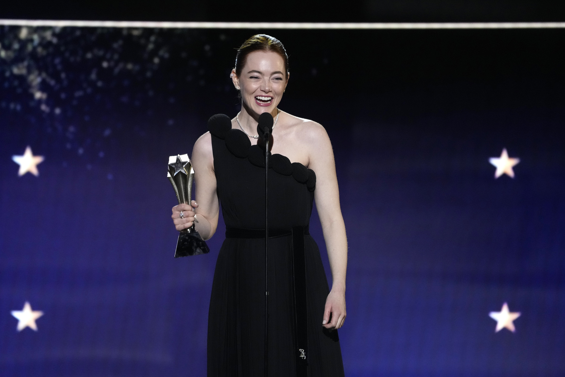 Emma Stone triunfa en los Critics Choice Awards 2024; Oppenheimer se impone como mejor película