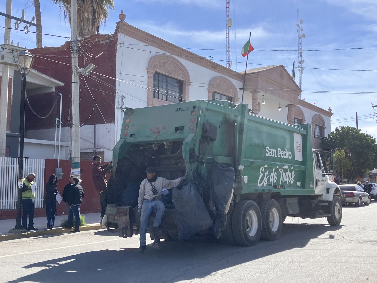 Se cuenta con suficientes camiones de basura, pero no se cubren los ejidos, reconoció el director de Servicios Públicos en el municipio de San Pedro. (EL SIGLO DE TORREÓN)