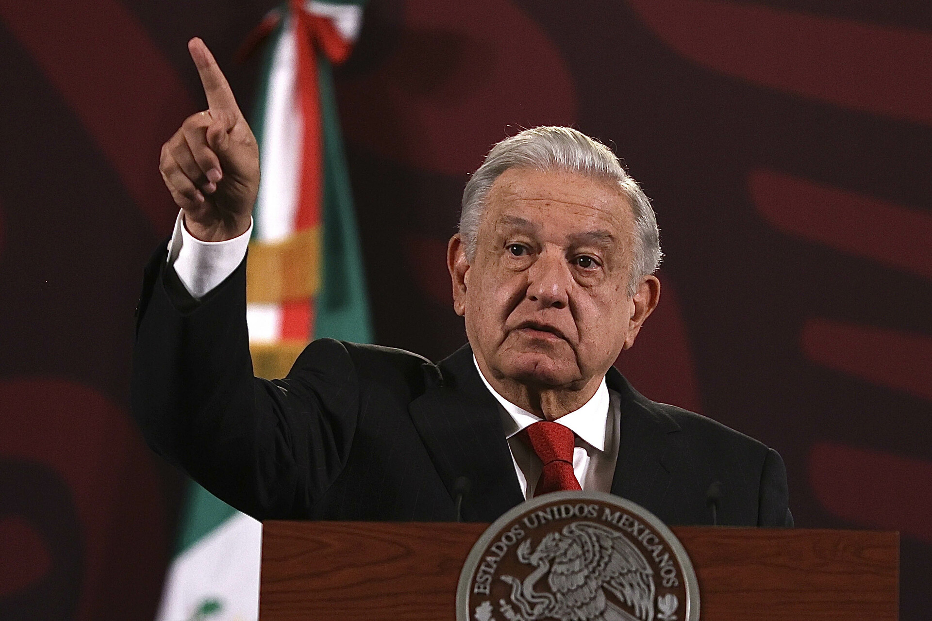 El presidente Andrés Manuel López Obrador adelantó que la iniciativa reforma laboral que presentará al Congreso buscará que no vuelva a suceder que el salario mínimo aumente menos que la inflación. (ARCHIVO)