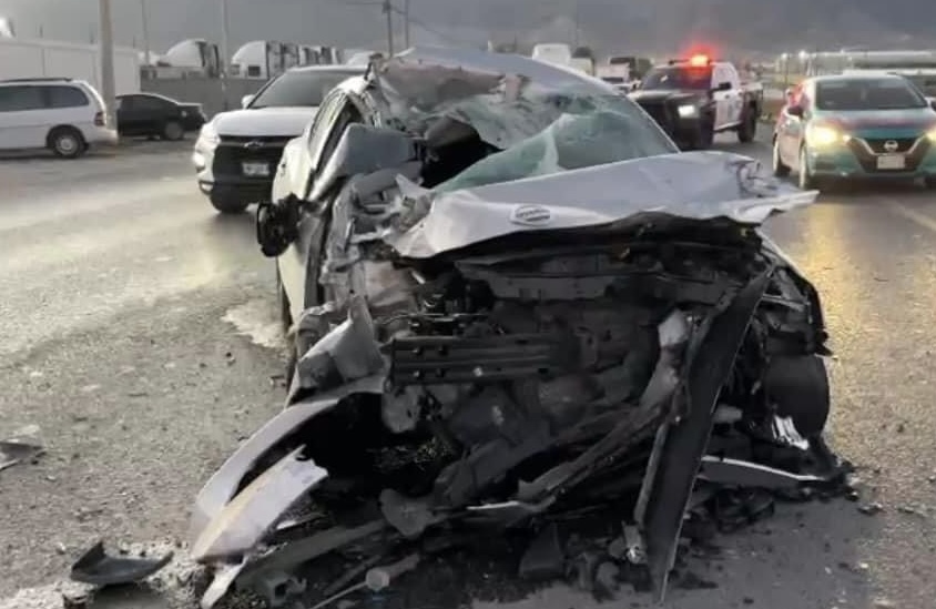 Hombre sobrevive a impacto contra tráiler en Arteaga