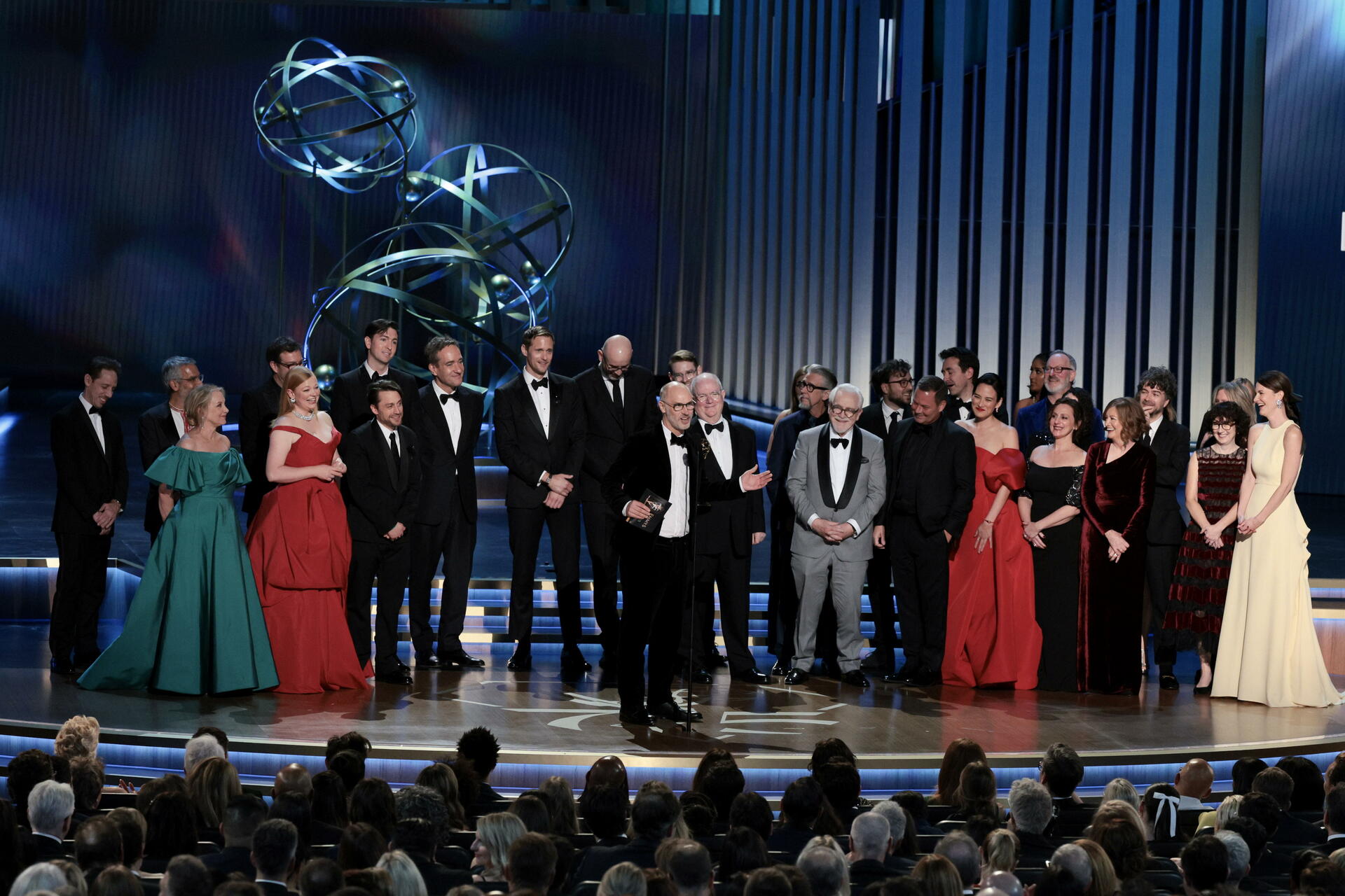 El equipo de Succession, ganadores del premio a la mejor serie dramática, posan en la sala de prensa durante la 75ª edición de los Primetime Emmy Awards (EFE) 