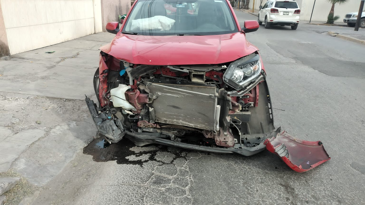 Tras el contacto, el vehículo sedán se proyectó a la esquina, posteriormente se subió a la banqueta y derribó un poste metálico con las nomenclaturas de las calles. (EL SIGLO DE TORREÓN)