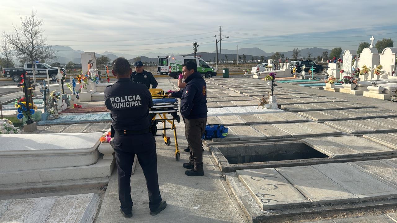 En Arteaga, una mujer sufrió un accidente al pisar un nicho que se encontraba mal cerrado, mientras visitaba a un familiar que se encuentra ya descansando en el panteón.