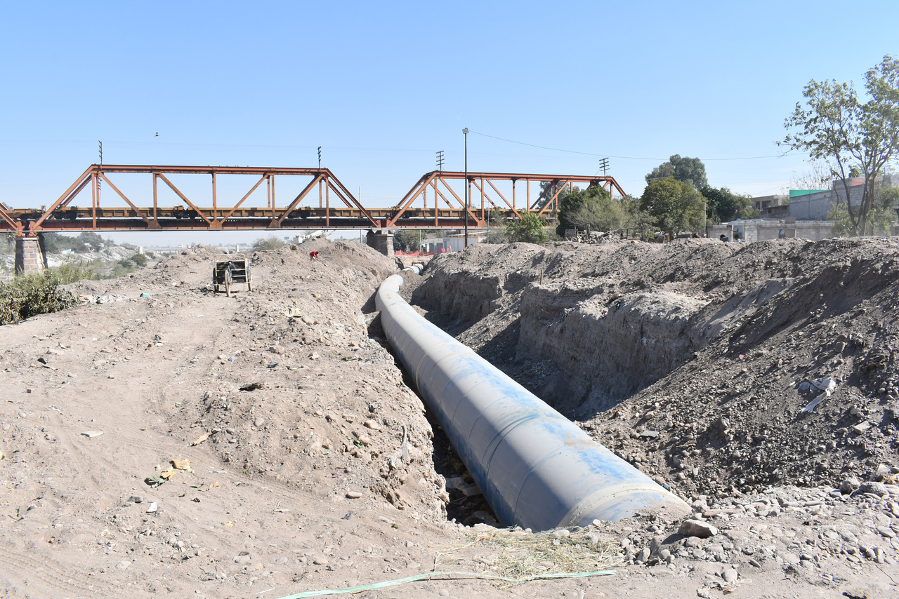 El día de ayer, el organismo operador se daba a la tarea de colocar válvulas expulsoras de aire en la tubería del tanque Nazas. (FERNANDO COMPEÁN / EL SIGLO DE TORREÓN)