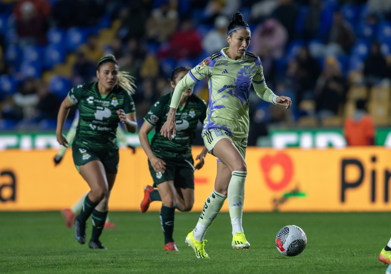 Jennifer Hermoso del Tigres Femenil conduce el balón en una jugada ante Santos Laguna ante la mirada de Alexia Villanueva, delantera albiverde, en el Estadio Universitario de San Nicolás de los Garza, Nuevo León (EFE)