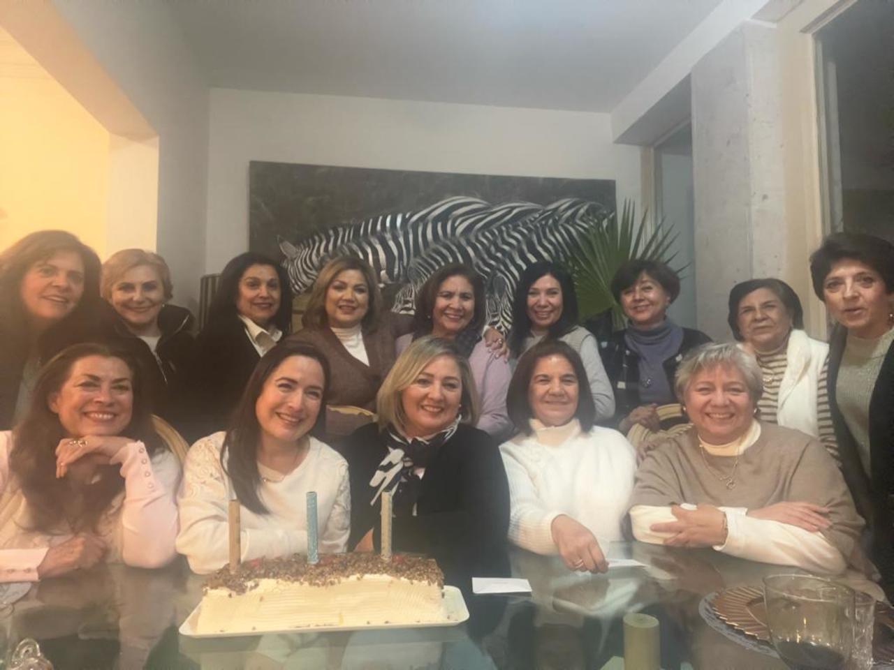 Integrantes del Club de Jardinería Jazmín durante su reunión de enero (CORTESÍA)