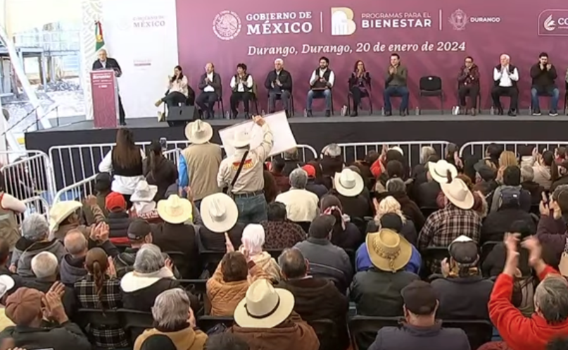 López Obrador, en su visita a Durango, además del tema de la planta potabilizadora, anunció un incremento de becas para los diferentes niveles educativos. (INTERNET)