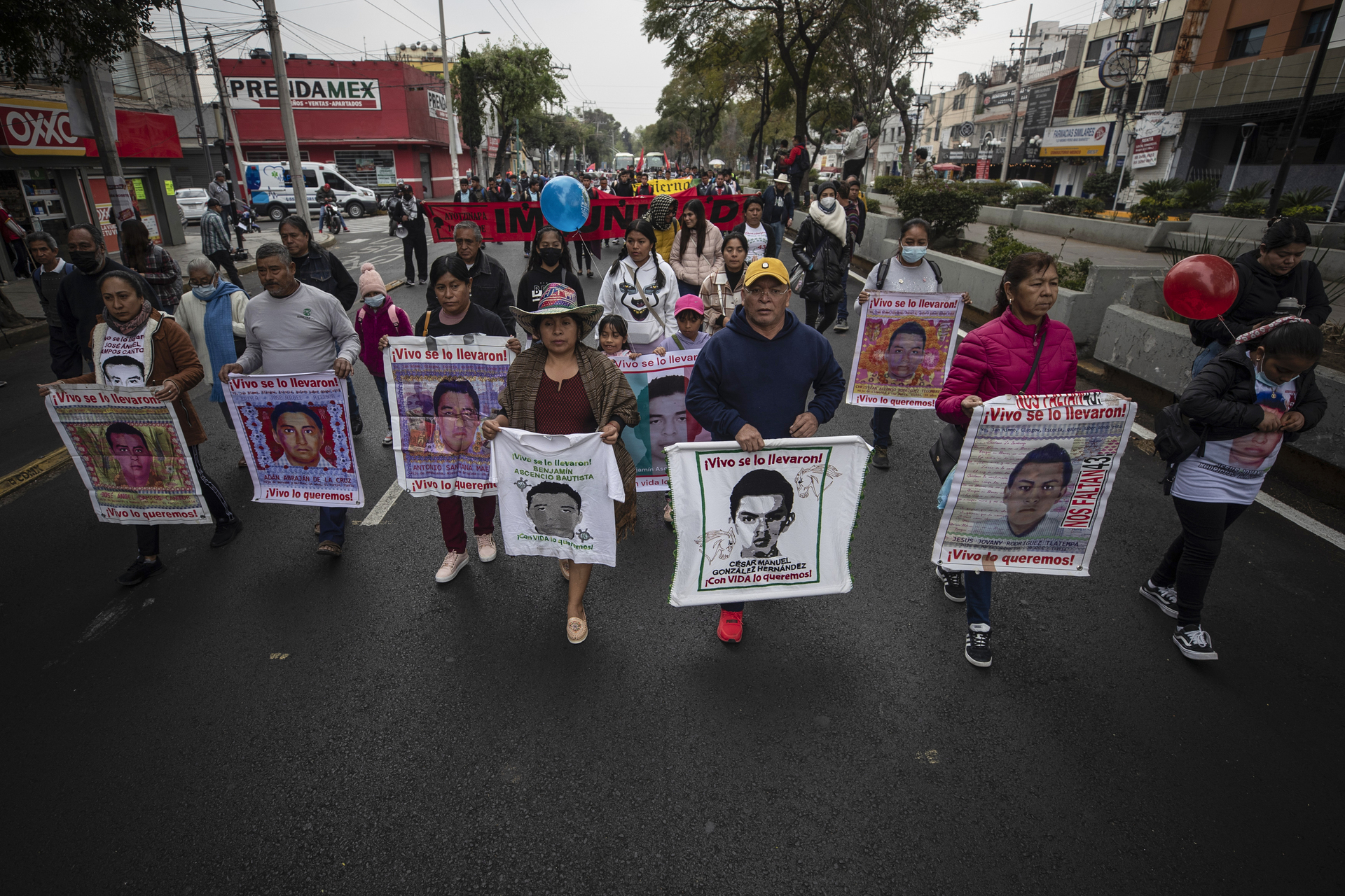 En acatamiento a una sentencia del Primer Tribunal Colegiado en materia Penal, que ordenó revisar la medida cautelar, una jueza federal revocó la prisión preventiva oficiosa contra 8 militares acusados en el caso Ayotzinapa, por lo que llevarán su proceso penal en libertad por el delito de desaparición forzada. (FOTO: AGENCIA)