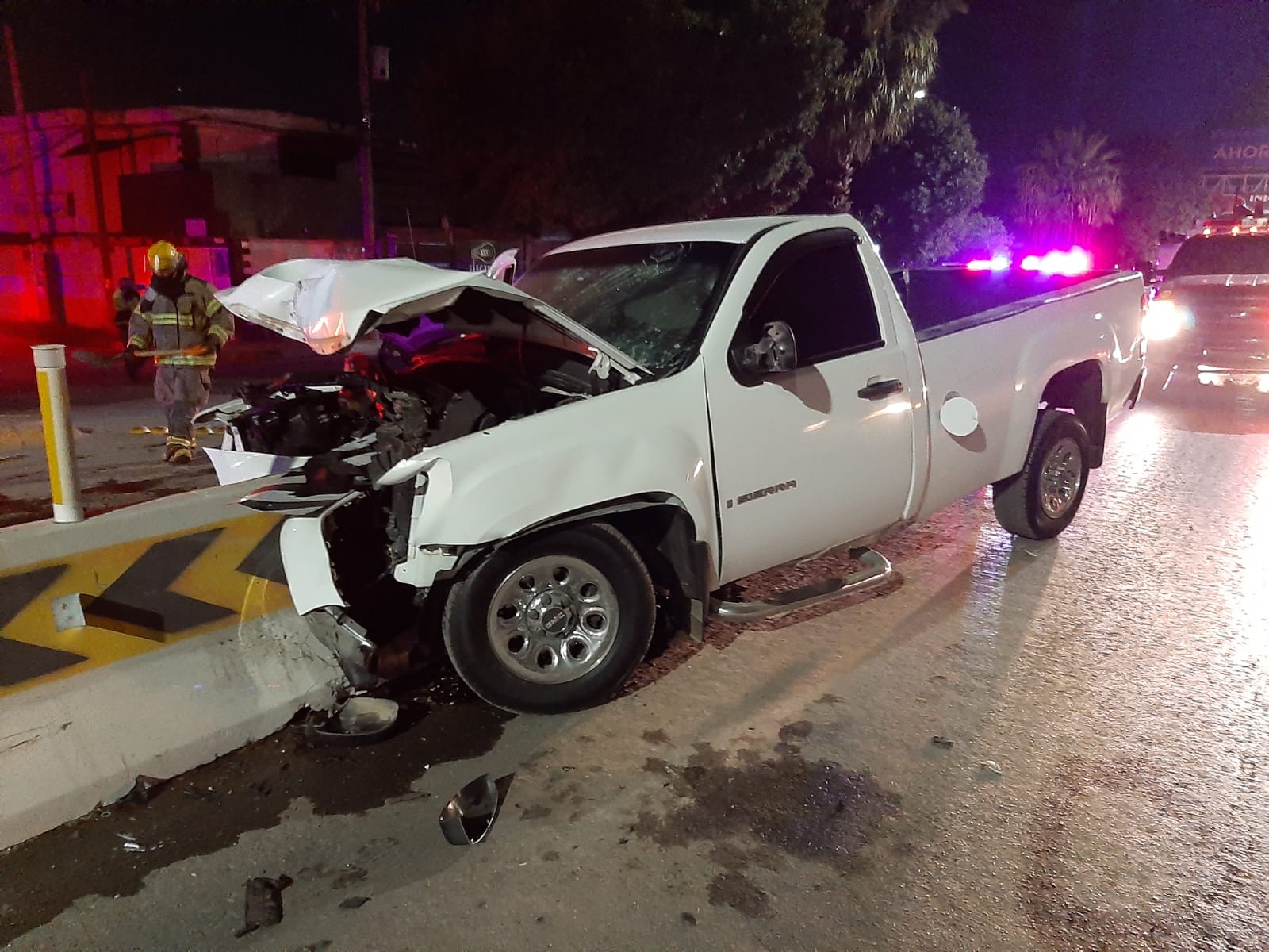 De madrugada, ebrio conductor destroza su camioneta tras impactarse contra una ballena a la altura del paso desnivel Villa Florida.
