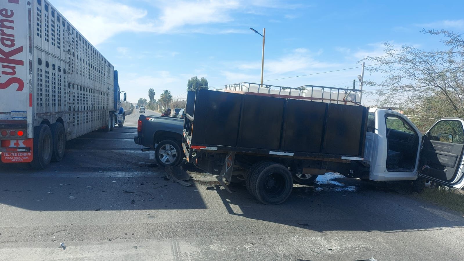 Se impacta camioneta contra camión de volteo sobre la carretera Torreón - San Pedro