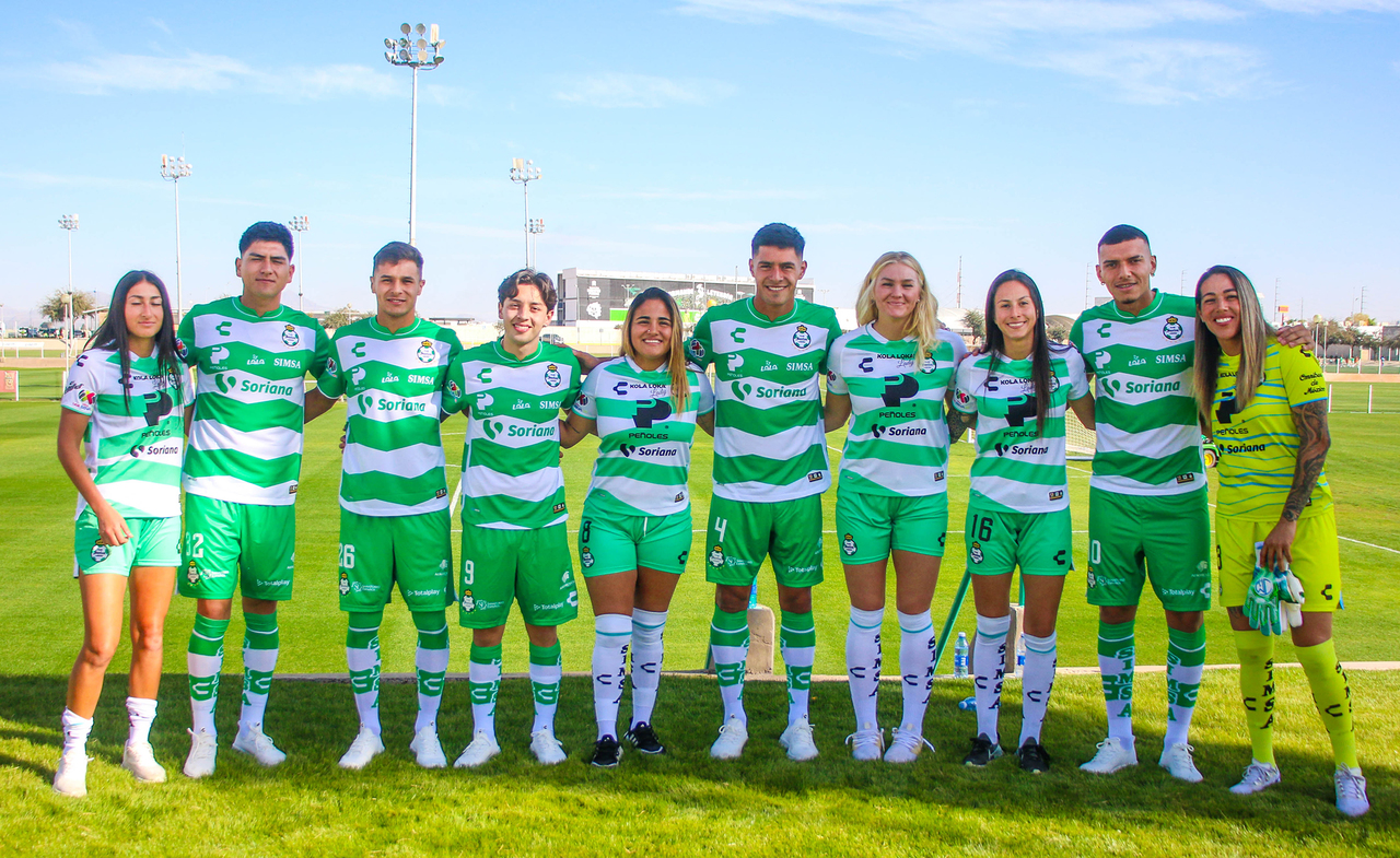 Los refuerzos de Santos Laguna para el Clausura 2024 en ambas ramas, fueron presentados ayer en el Santos Day, a un costado de las canchas de entrenamiento. (RAMÓN SOTOMAYOR)