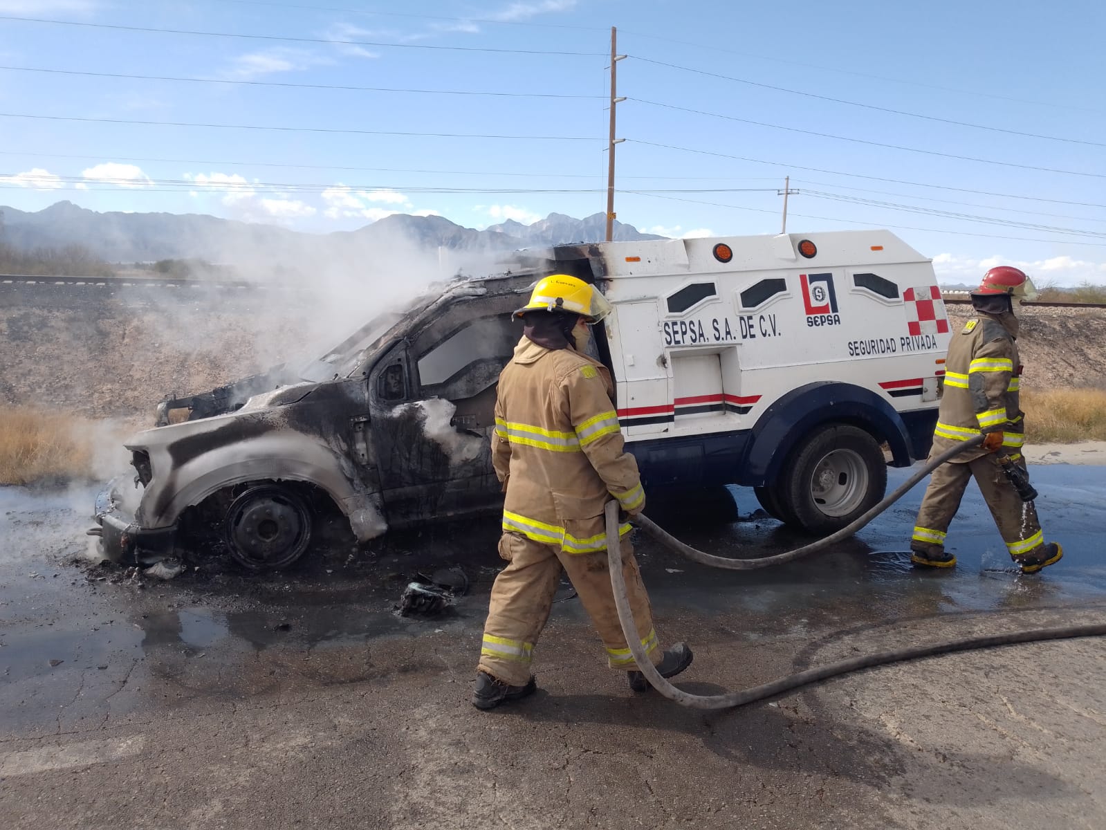 Este miércoles, se registró el incendio de una camioneta de valores en los límites de los municipios de Gómez Palacio y Mapimí.
