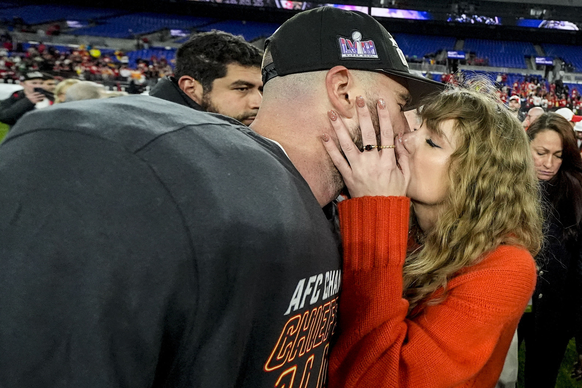 Taylor Swift Y Travis Kelce Protagonizan Emotivo Beso Tras Triunfo De Chiefs El Siglo De Torreón 1226