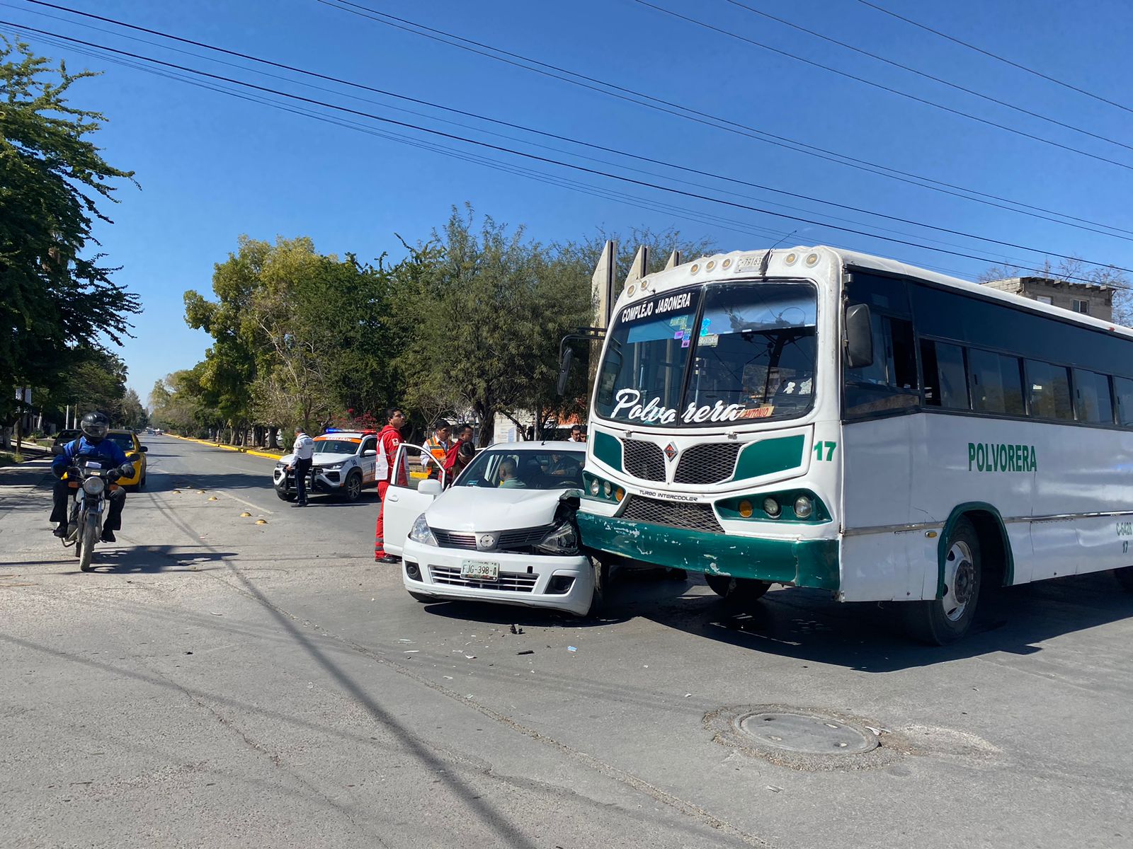El percance sucedió a las 12:47 horas de la tarde del martes es la intersección del bulevar Constitución y calle Rodríguez a la altura de la colonia Moderna de Torreón.