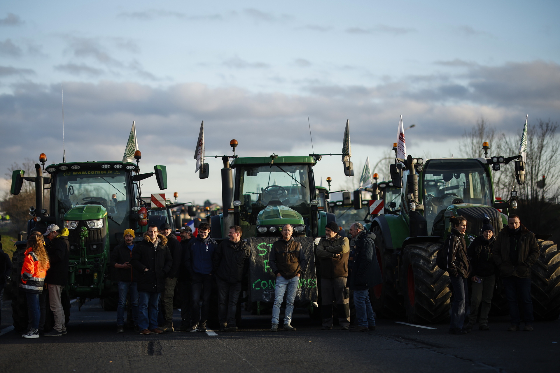 La imagen de tractores apostados cara a cara frente a las tanquetas policiales que vigilaban uno de los puntos de bloqueo de una autopista que conduce a París, auguraba que podían saltar chispas.