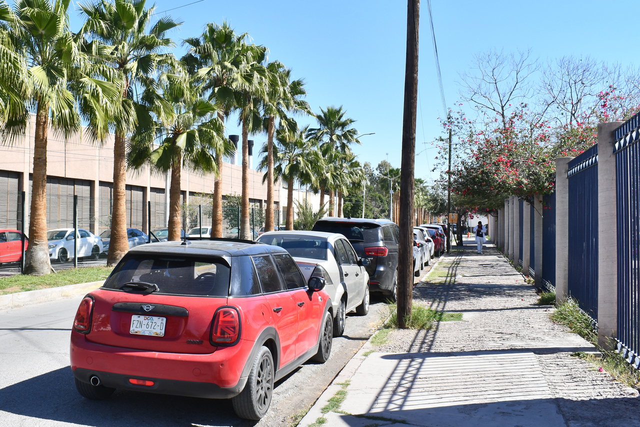Inconforma a colonos de Torreón Jardín la saturación de calles con coches estacionados.