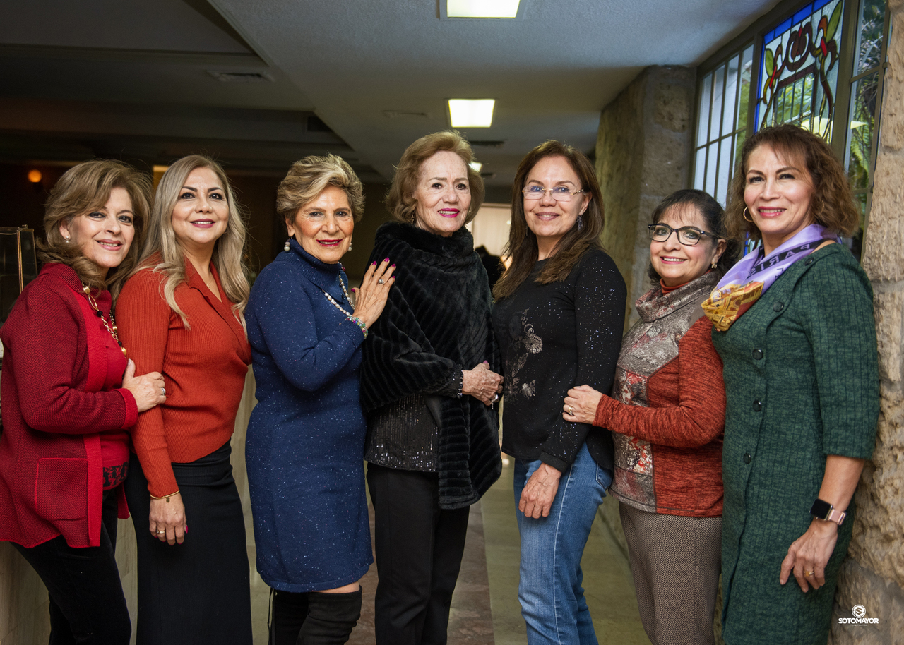 Lupita Morales de López festejó su cumpleaños junto a su hija Elizabeth López, su esposo Nazario López, su nuera Lulú Téllez, y sus nietos Lulú y Nazario López Téllez.- Érick Sotomayor Fotografía