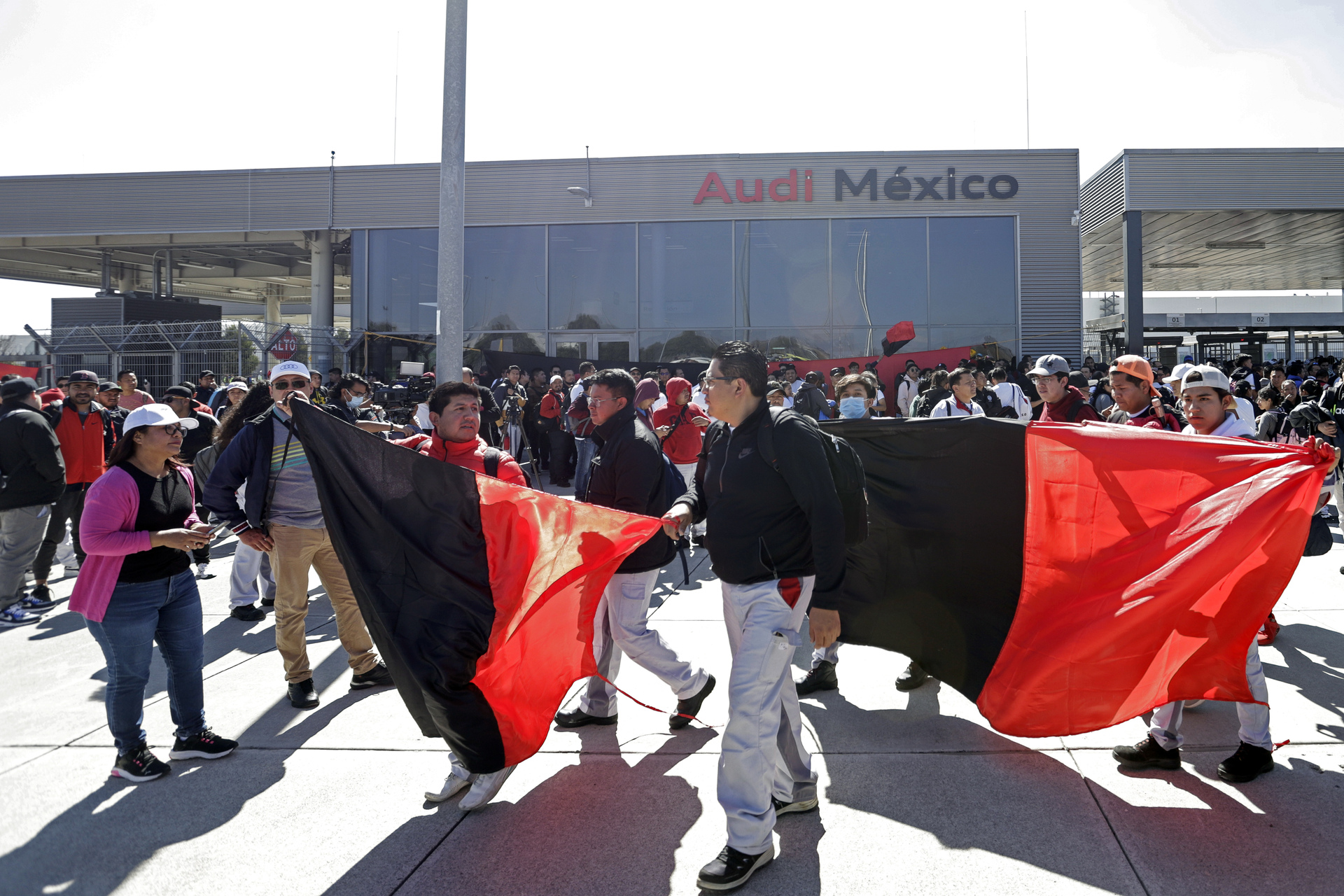 Continúa la huelga en Audi; trabajadores rechazan propuesta