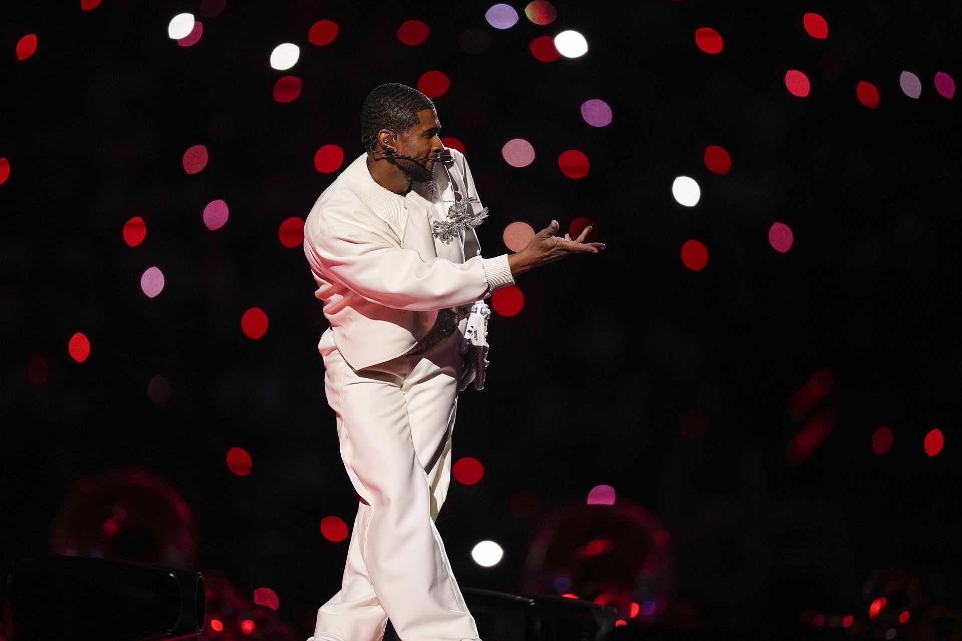 Usher recorre éxitos en su show de Medio Tiempo del Super Bowl LVlll