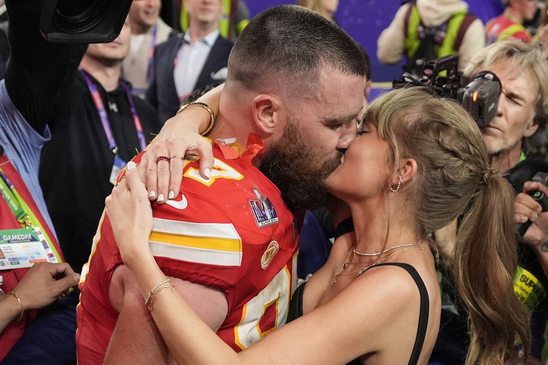 Travis Kelce y Taylor Swift celebran triunfo en el Super Bowl con beso